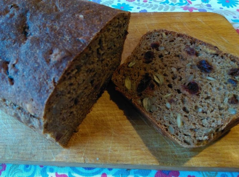 Chleb orkiszowy z żurawiną i ziarnami