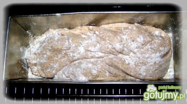 Chleb  pełnoziarnisty z lubczykiem
