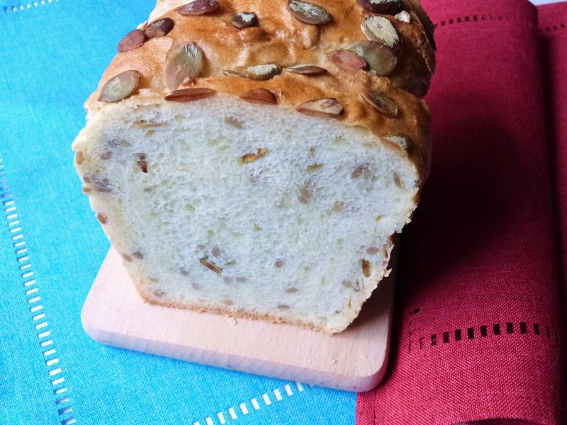 Chleb pszenno-orkiszowy z ziarnami Chleb pszenno-orkiszowy z ziarnami