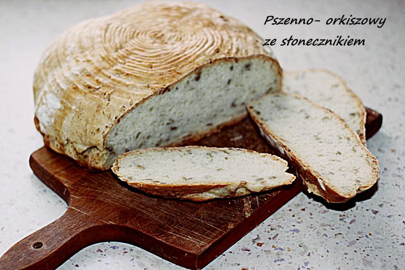 Chleb Pszenno orkiszowy ze słonecznikiem.