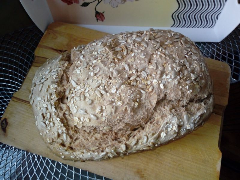 Chleb pszenno-owsiany ze słonecznikiem