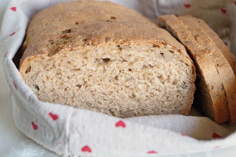Chleb pszenno-owsiany ze słonecznikiem i melasą