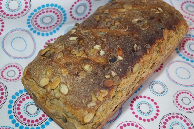 Chleb pszenno-żytni z pestkami dyni