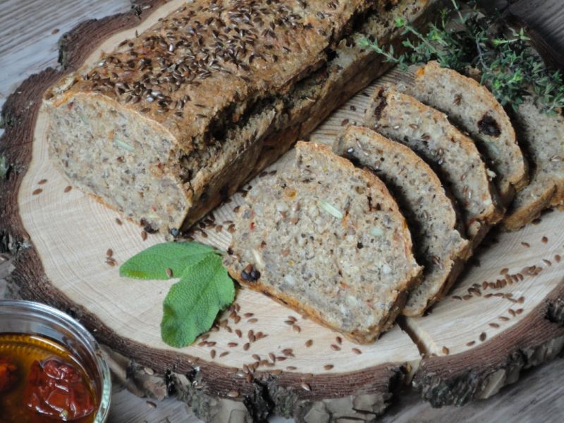 Chleb pszenno-żytni z pomidorami i nasionami Chleb pszenno-żytni z pomidorami i nasionami