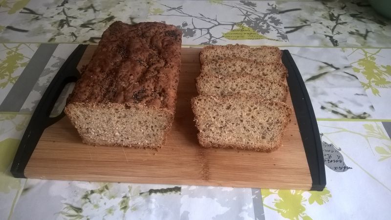 Chleb pszenno-żytni z ziarnami