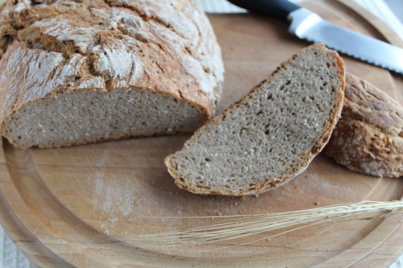 Chleb pszenny z garnka żeliwnego