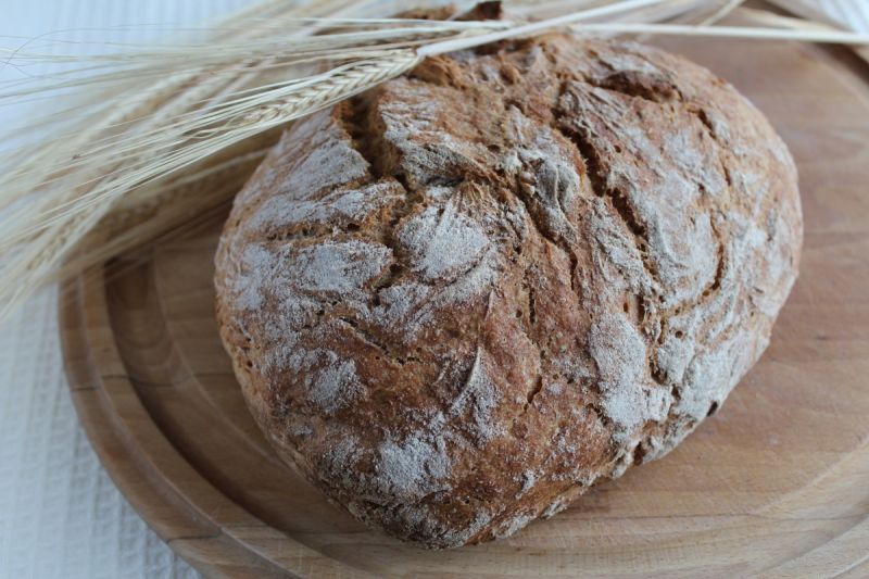 Chleb pszenny z garnka żeliwnego