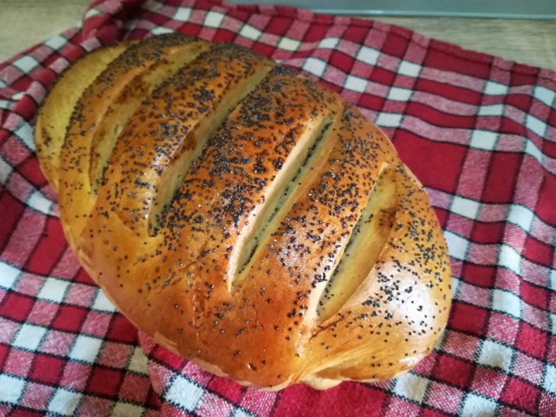 Chleb pszenny z makiem