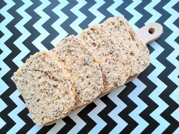 Chleb pszenny z nasionami lnu