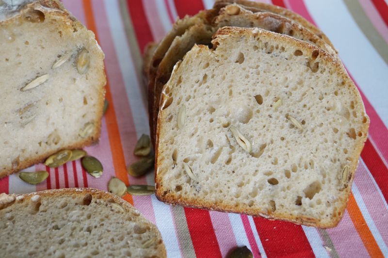 Chleb pszenny z pestkami dyni na zakwasie