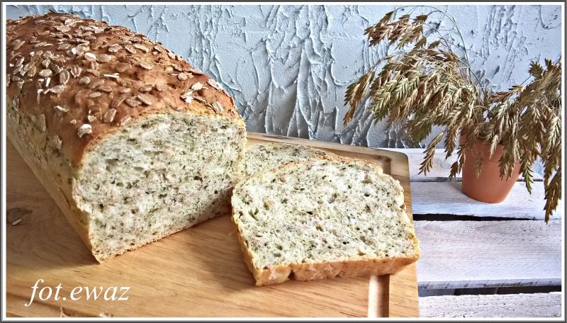 Chleb pszenny z pokrzywą i płatkami żytnimi 