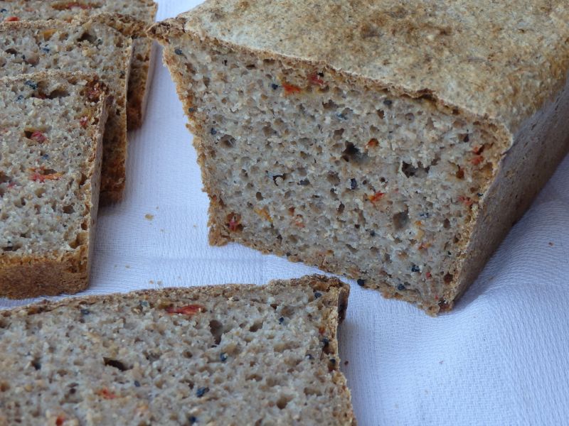 Chleb pszenny z suszonymi pomidorami i czarnuszką