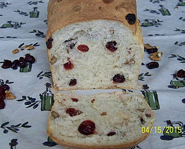 Chleb pszenny z suszonymi żurawinami i orzechami Chleb pszenny z suszonymi żurawinami i orzechami