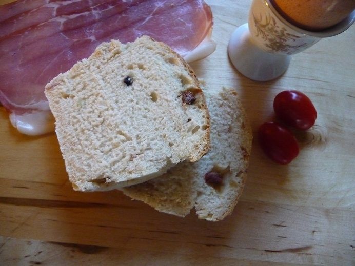 Chleb pszenny z szynką, oliwkami, pomidorami...