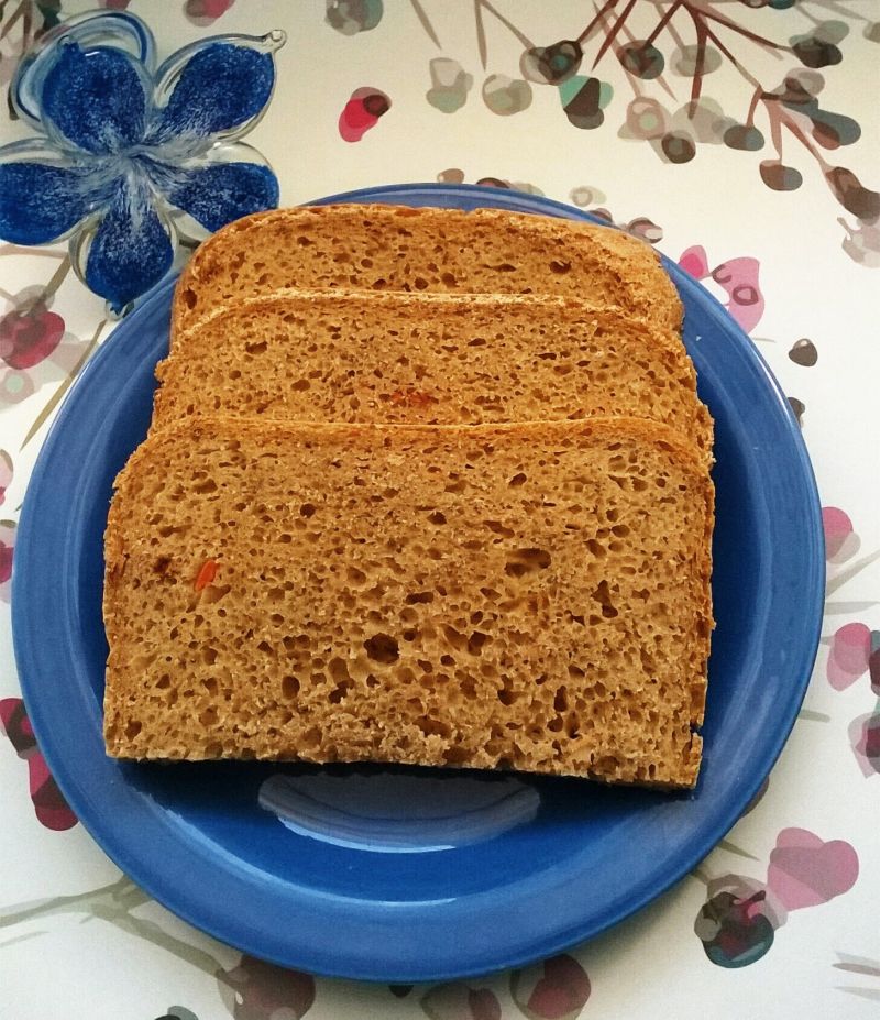 Chleb pszenny z tuńczykiem i marchewką