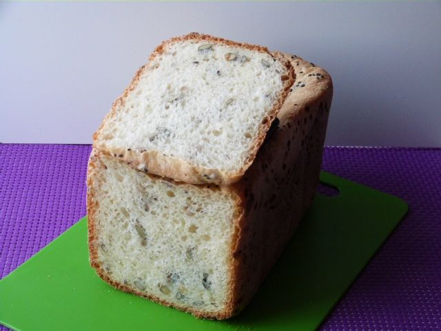 Chleb pszenny z ziarnami i czarnym sezamem