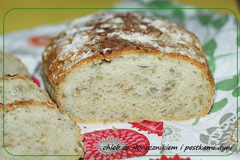 Chleb pszenny ze słonecznikiem i pestkami dyni 