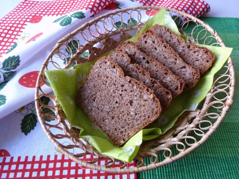 Chleb razowy z ziarnami Chleb razowy z ziarnami