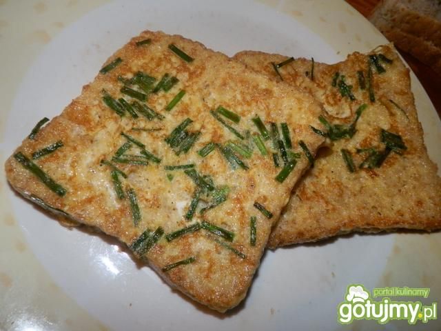 Chleb smażony w jajku ze szczypiorkiem. Chleb smażony w jajku ze szczypiorkiem.