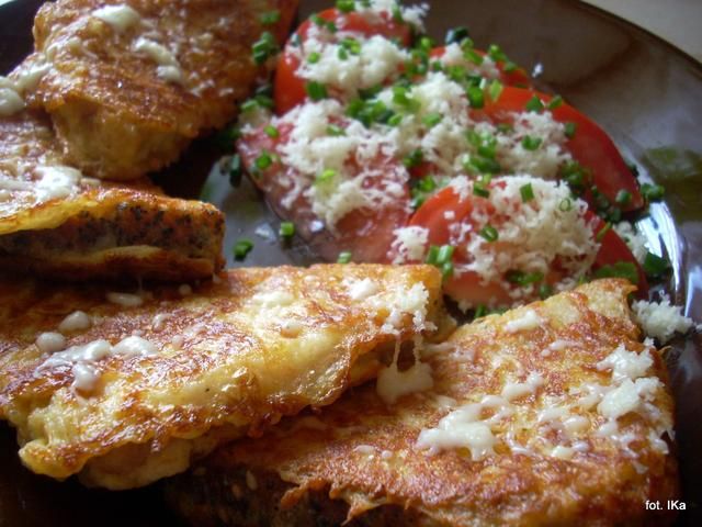 Chleb smażony z serem i pomidorami
