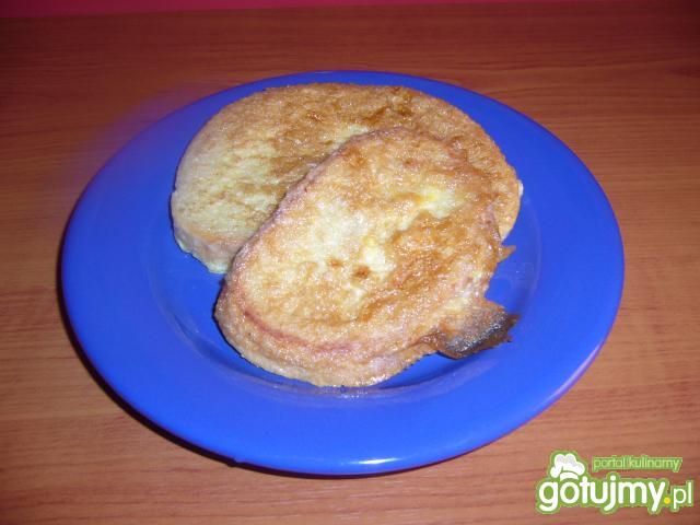 Chleb w jajku z patelni.