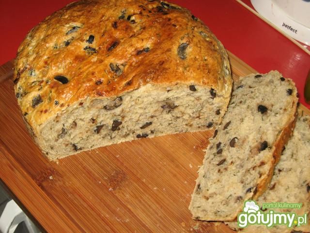 Chleb włoski z cebulą i oliwkami
