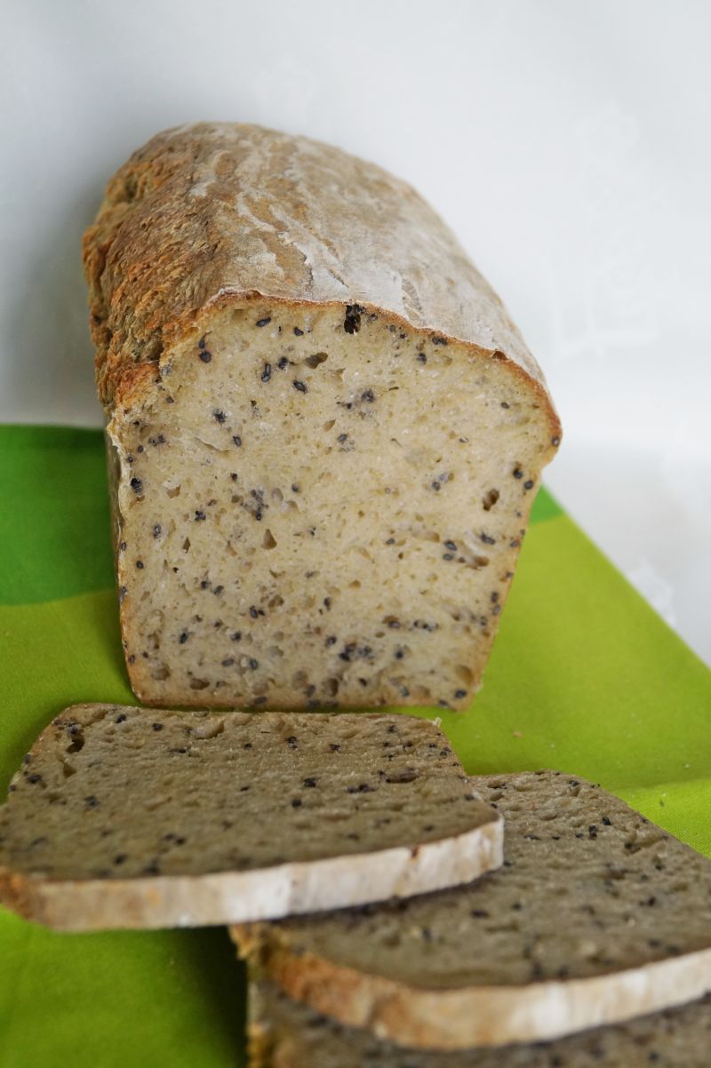 Chleb z brokułami i czarnym sezamem na zakwasie