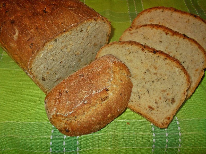 Chleb z cebulą i czosnkiem niedźwiedzim