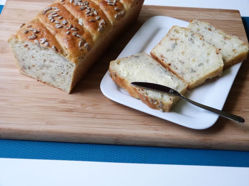 Chleb z cebulą i ziarnami