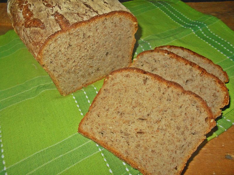 Chleb z czosnkiem niedźwiedzim i słonecznikiem