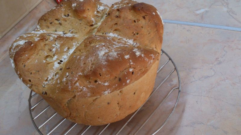 Chleb z garnka z kozieradką i siemieniem lnianym