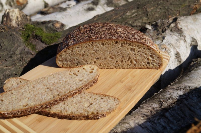 Chleb z kaszą jaglaną i otrębami, na zakwasie