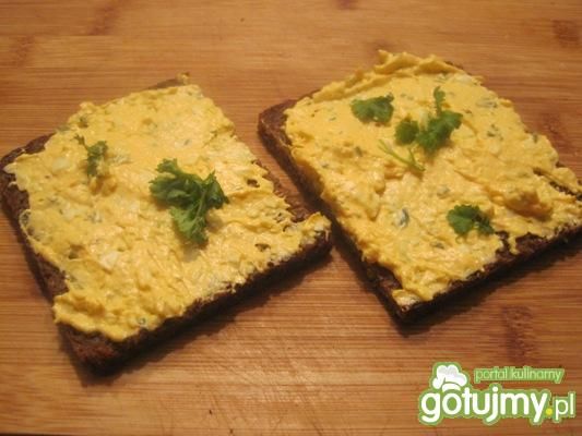 Chleb z musli i pastą jajeczną