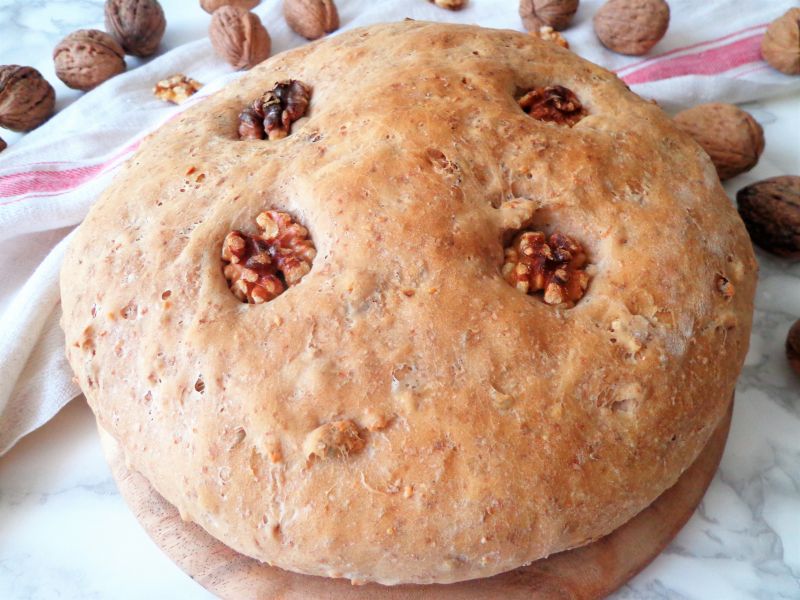 Chleb z orzechami włoskimi 