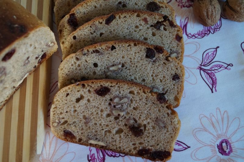 Chleb z orzechami, żurawiną i rodzynkami Chleb z orzechami, żurawiną i rodzynkami