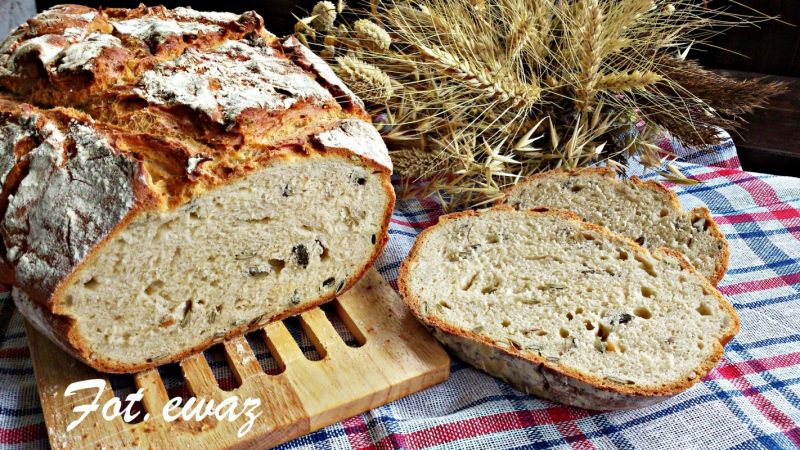 Chleb z pestkami dyni i słonecznikiem