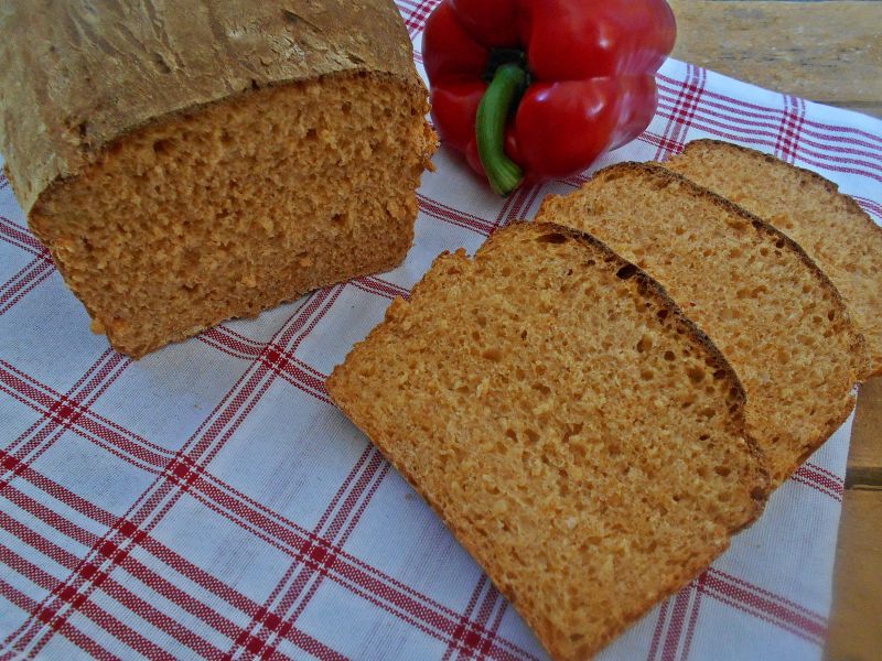 Chleb z pieczoną papryką i maślanką