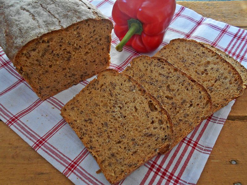 Chleb z pieczoną papryką i siemieniem lnianym