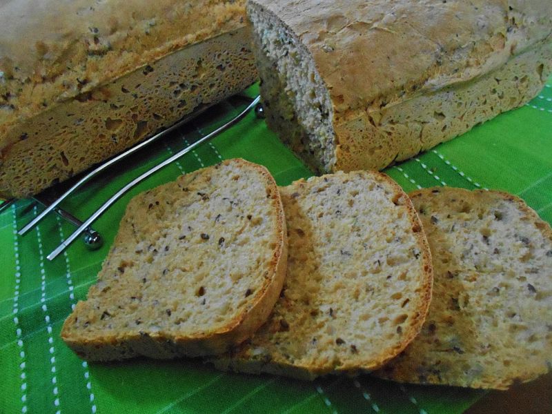 Chleb z pieczoną papryką i ziarnami Chleb z pieczoną papryką i ziarnami