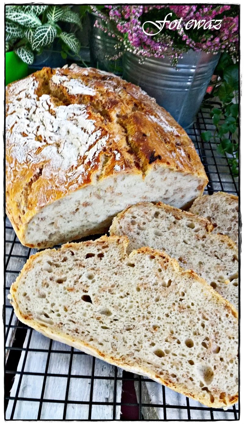 Chleb z płatkami orkiszowymi i jabłkiem