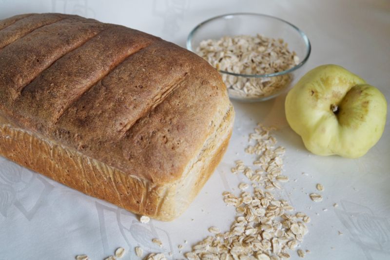 Chleb z płatkami owsianymi i antonówką na zakwasie