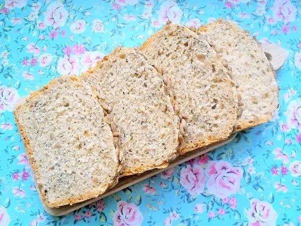 Chleb z płatkami owsianymi, słonecznikiem, chia 