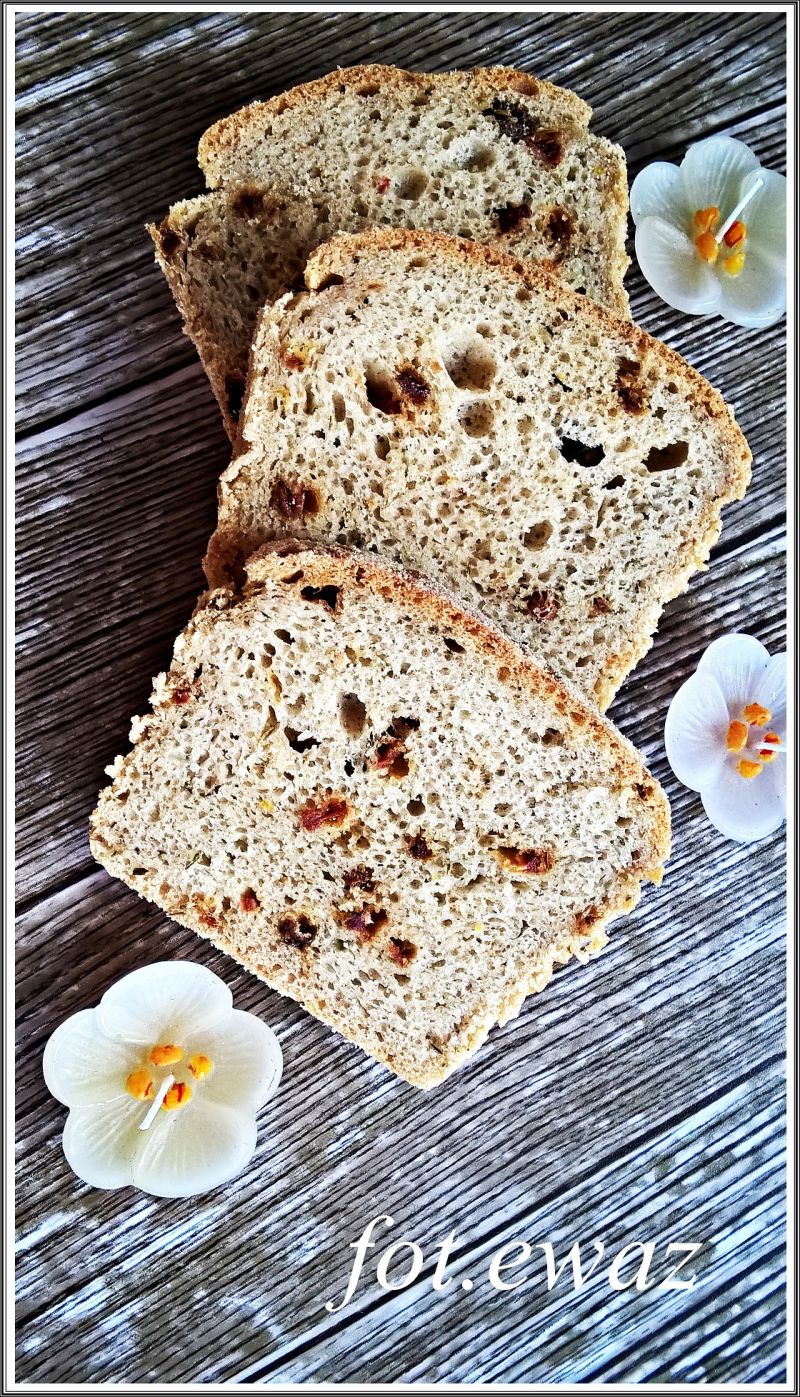 Chleb z pomidorami suszonymi i tymiankiem Chleb z pomidorami suszonymi i tymiankiem