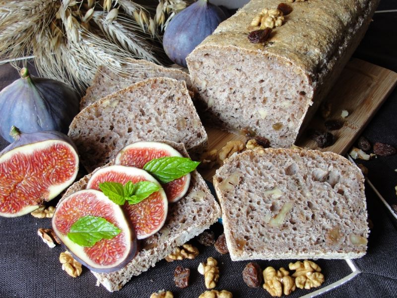 Chleb z rodzynkami i orzechami Chleb z rodzynkami i orzechami