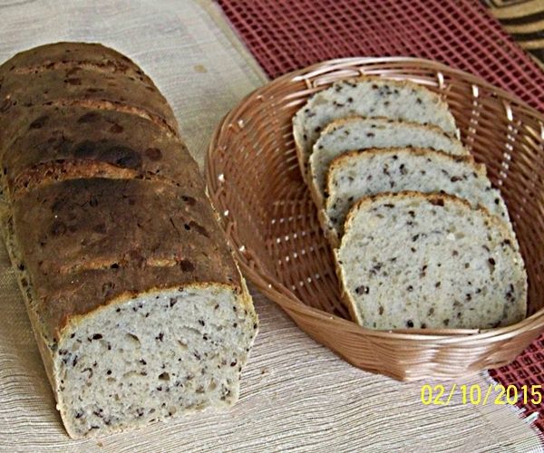 Chleb z siemieniem lnianym i słonecznikiem