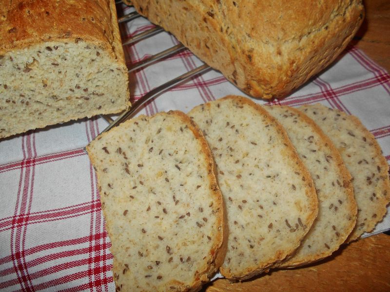 Chleb z siemieniem lnianym i suszoną cebulą