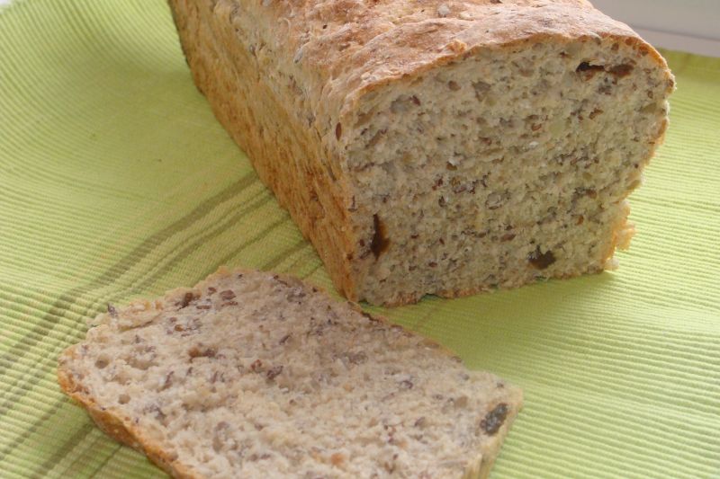 Chleb z suszoną śliwką i ziarnami