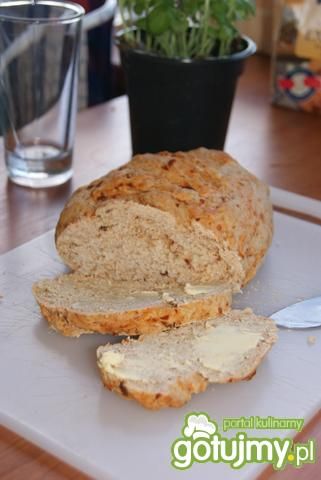 Chleb z suszonymi pomidorami