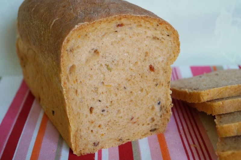 Chleb z suszonymi pomidorami i oliwkami Chleb z suszonymi pomidorami i oliwkami