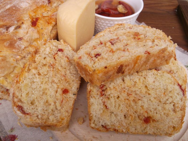 Chleb z suszonymi pomidorami i serem żółtym Chleb z suszonymi pomidorami i serem żółtym